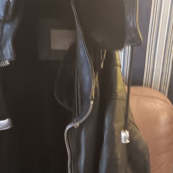 Leather jacket with a zippable fleece lining - Picture 4 of 6